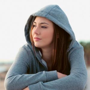 Une adolescente observant le bord de mer 