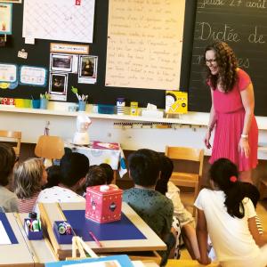 Le robot AV-1 participe au cours Le robot AV-1 en salle de classe