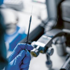 1. Micropipette utilisée lors d’une injection intracytoplasmique de spermatozoïde 1. Micropipette utilisée lors d’une injection intracytoplasmique de spermatozoïde
