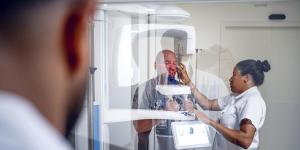 Patient avec 2 personnes du personnel soignant